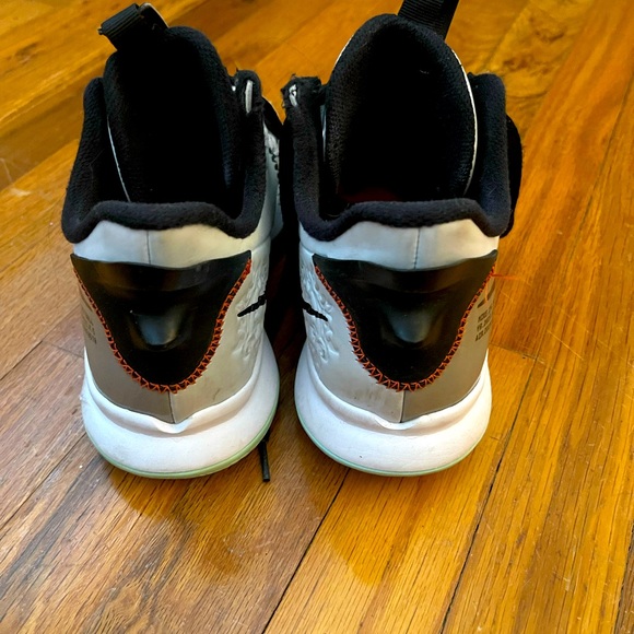 Nike Basketball Shoes - 7Y - Picture 4 of 6